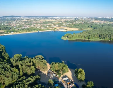 Miniatura: Piękna plaża, orzeźwiająca woda i wiele...