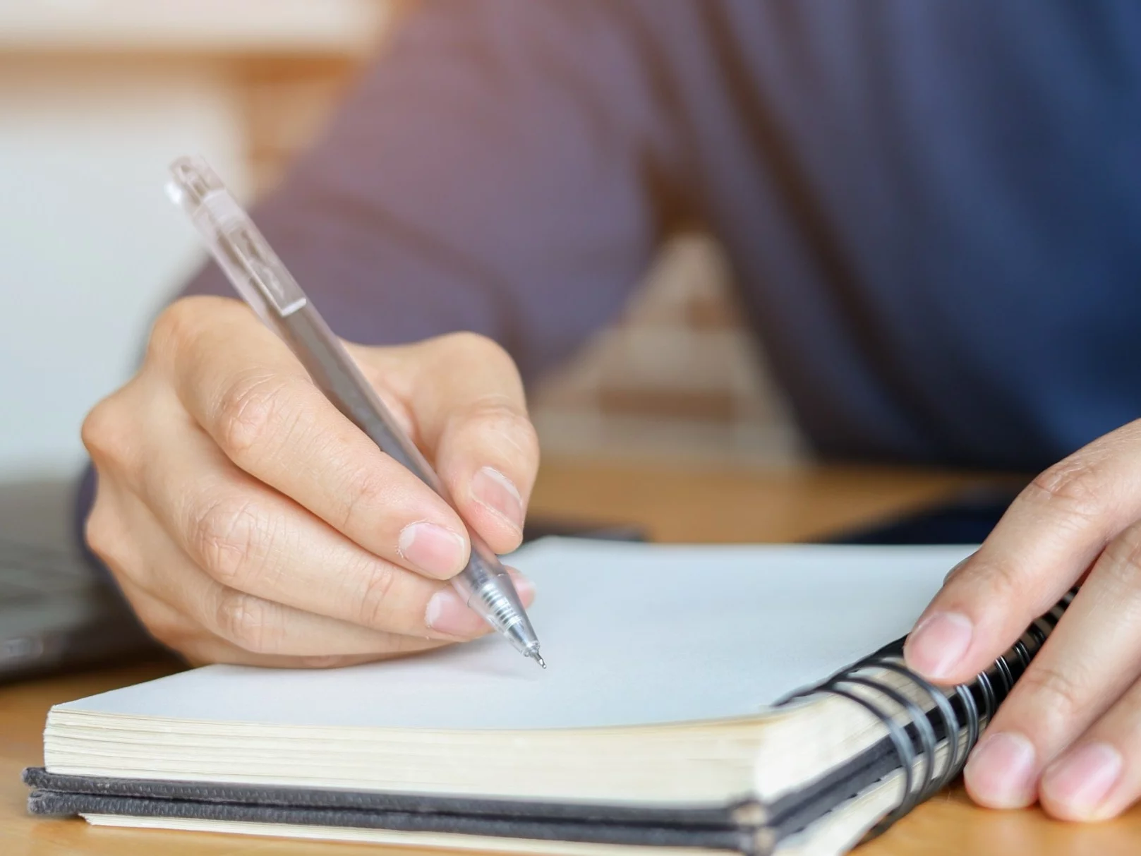 10 trudnych słów, których Polacy źle używają. Znasz ich znaczenie?