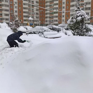 Mieszkańcy Moskwy walczą z rekordowymi opadami śniegu 