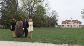 Pingwin zamiast Trumpa podczas spotkania z Emmanuelem i Brigitte Macron 