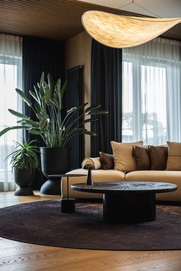 Projekt pracowni masz.design pokazuje, że ciemna kolorystyka, naturalne drewno i światło mogą stworzyć wnętrze pełne spokoju, elegancji i ponadczasowego charakteru 