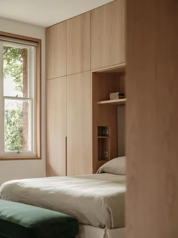 Naturalny dąb, monumentalny trawertyn i ukryte przejścia. Londyńskie mieszkanie zachwyca konsekwencją w każdym detalu, projekt NENMAR 