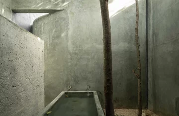 Casa Gruta w Valladolid to współczesny dom inspirowany naturalnymi grotami i cenotami półwyspu Jukatan. Gra światła, surowe materiały i rzeźbiarska forma tworzą przestrzeń sprzyjającą wyciszeniu 