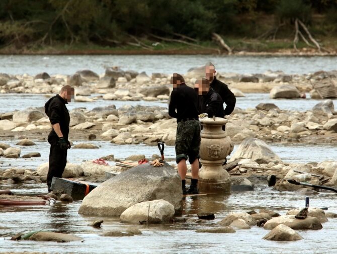 Akcja wydobywania z Wisły znalezisk archeologicznych, które odsłonił niski stan wody w rzece (fot. PAP/Tomasz Gzell)