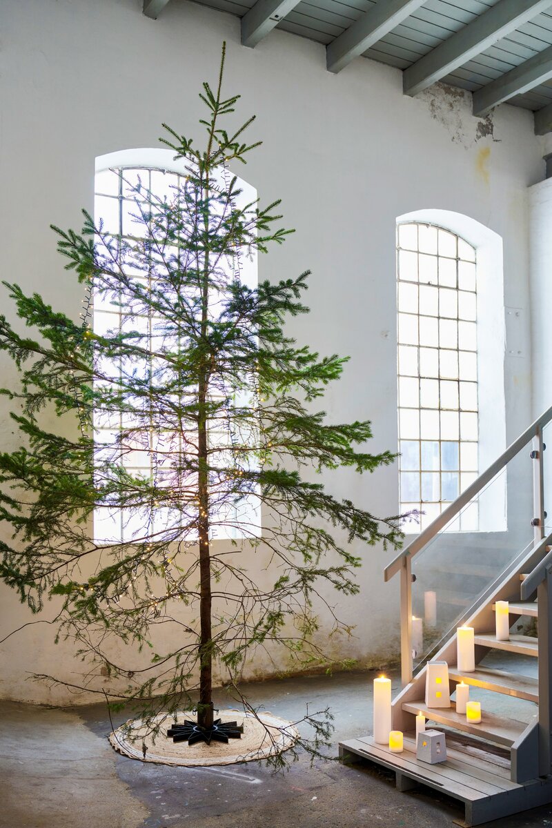 Świąteczna aranżacja w&nbsp;duchu slow: prawdziwe drzewko, świece i&nbsp;cisza zamiast nadmiaru ozd&oacute;b