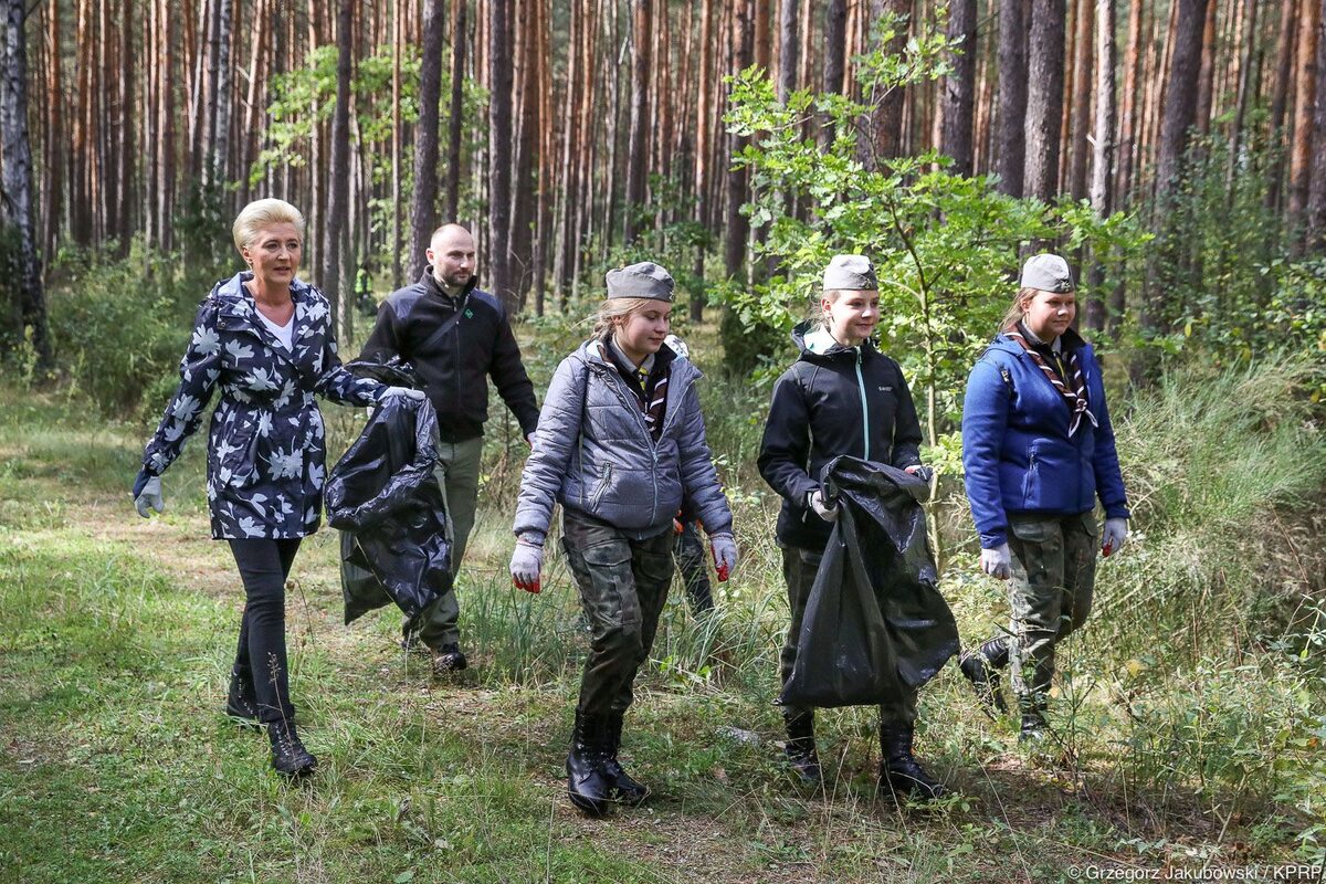 Akcja #sprzątaMY las z udziałem pary prezydenckiej 