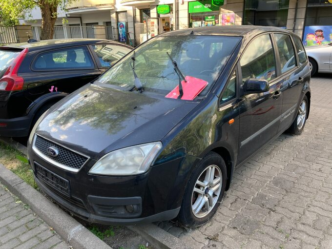 Porzucone auto na parkingu