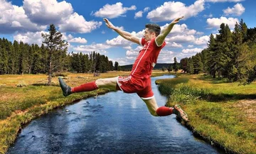 Robert Lewandowski skacze przez rzekę 