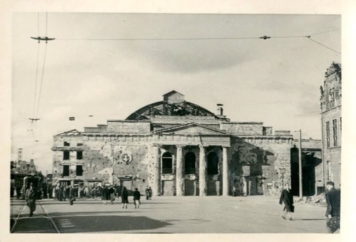 Fotografia powojenna przedstawiająca zniszczony Teatr Miejski na Targu Węglowym w Gdańsku (fot. mat. Muzeum II Wojny Światowej w Gdańsku)