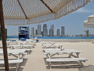 Billboard na&nbsp;plaży w&nbsp;Dubaju