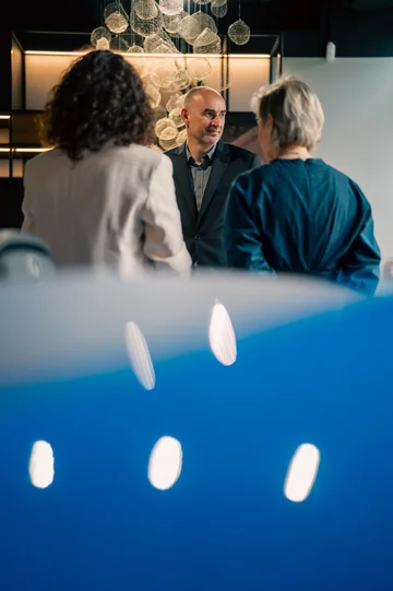 Jubileusz 21-lecia HOLA Design był okazją do spotkania przedstawicieli świata architektury, designu, sztuki i rynku nieruchomości. Wieczór zainaugurował nowy cykl wydarzeń poświęconych współczesnej architekturze, wzornictwu i stylowi życia 