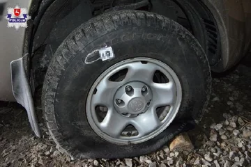 Przebita opona w samochodzie 