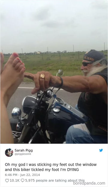 Motocyklista połaskotał panią, która wystawiała stopę przez okno. Nie róbcie tego w domu (i w trasie)! 