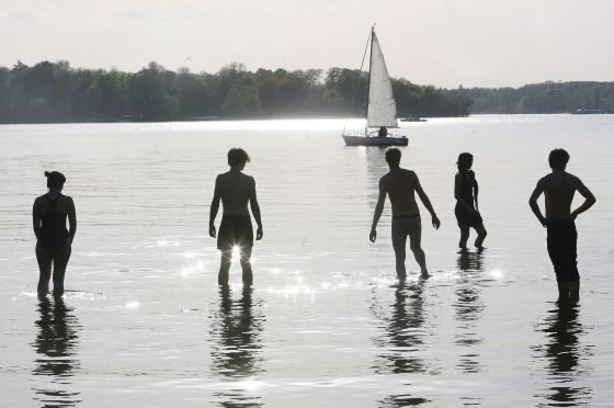 Długi weekend? Majówka? Urlop? W upalne dni zabierzmy przyjaciół nad jeziora pod namioty lub na łódki (fot. PAP/EPA/WOLFGANG KUMM)