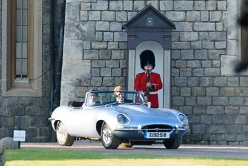 Meghan i Harry w jaguarze 