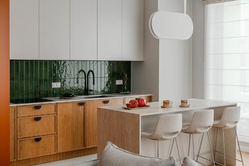 Projekt mieszkania na warszawskim Mokotowie autorstwa Deer Design to przykład spójnej aranżacji, w której funkcjonalność, kolor i jakość wykonania tworzą harmonijną, dopracowaną w każdym detalu przestrzeń do życia 