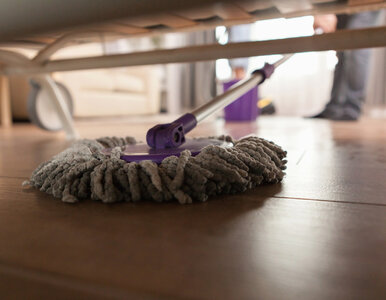 Miniatura: Dodaję 3 łyżki do wody i myję panele....