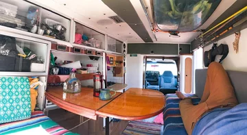 Karetka przerobiona na mieszkanie 