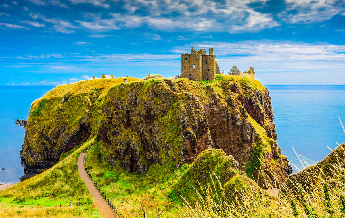 Dunnottar Castle, Szkocja Spośród licznych zamków Szkocji, Dunnottar wyróżnia się malowniczym położeniem i romantyczną okolicą. Ruiny twierdzy odważnie wysuwają się w stronę Morza Północnego. Jej najstarsze zachowane zabudowania pochodzą z XV i XVI wieku.