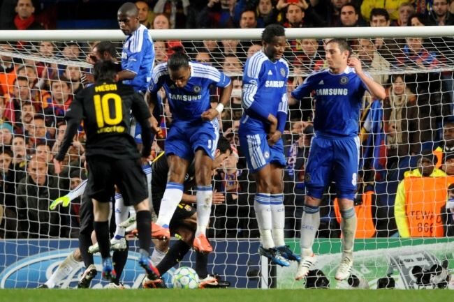 Wszystkie ataki Barcelony rozbijały się o mur zawodników Chelsea (fot. EPA/GERRY PENNY/PAP)