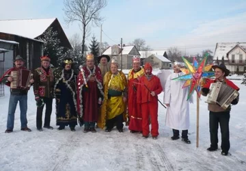 Jak nazywa się zwyczaj chodzenia po domach z szopką i kolędowaniem?