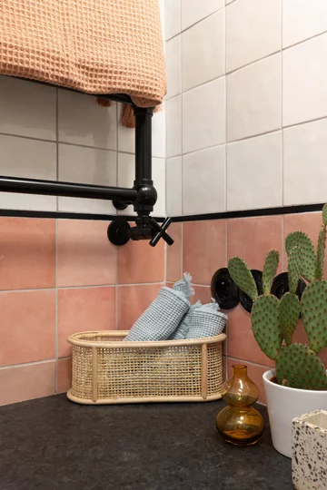 Różowe mieszkanie z miejscem do pracy, projekt KODO KODO, różowe, małe, mieszkanie