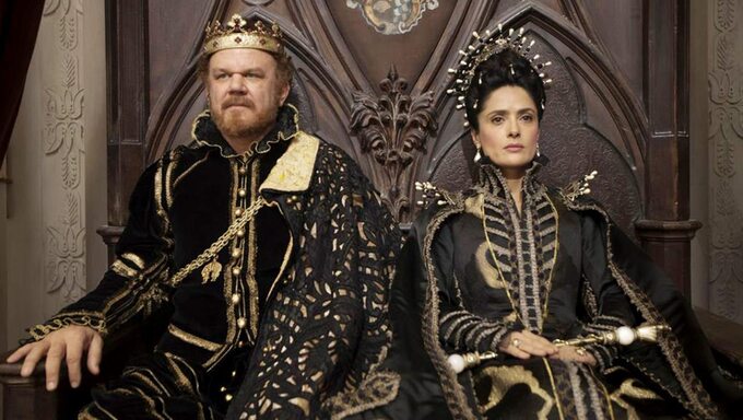 Salma Hayek i John C. Reilly w filmie „Pentameron”