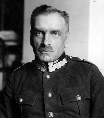Gen. Felicjan Sławoj-Składkowski, praktykował jako lekarz chor&oacute;b wewnętrznych, potem jako chirurg i&nbsp;ginekolog