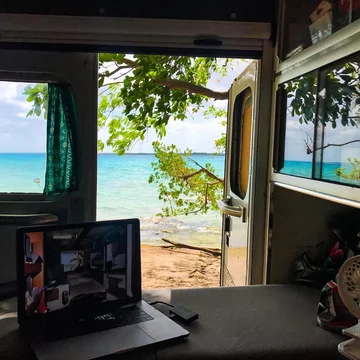 Karetka przerobiona na mieszkanie 