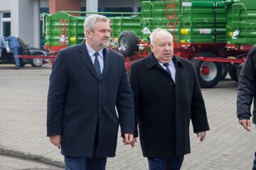 Szef resortu rolnictwa Jan Krzysztof Ardanowski (na zdj. z&nbsp;lewej) w&nbsp;towarzystwie Sergiusza Martyniuka, prezesa Rady Właścicieli Pronaru podczas wizyty ministra w&nbsp;Narwi