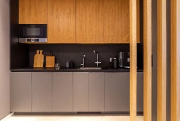 Biophilic design w przestrzeni biurowej – naturalne materiały, roślinność i światło dzienne tworzą środowisko sprzyjające koncentracji, dobrostanowi i komfortowi pracy, projekt: SAAN 