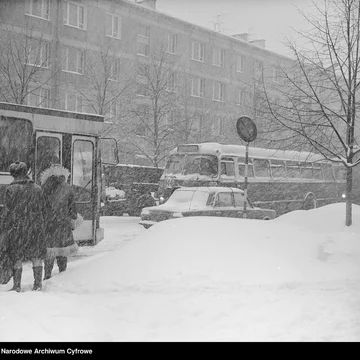 Przechodnie na przystanku autobusowym w Warszawie 