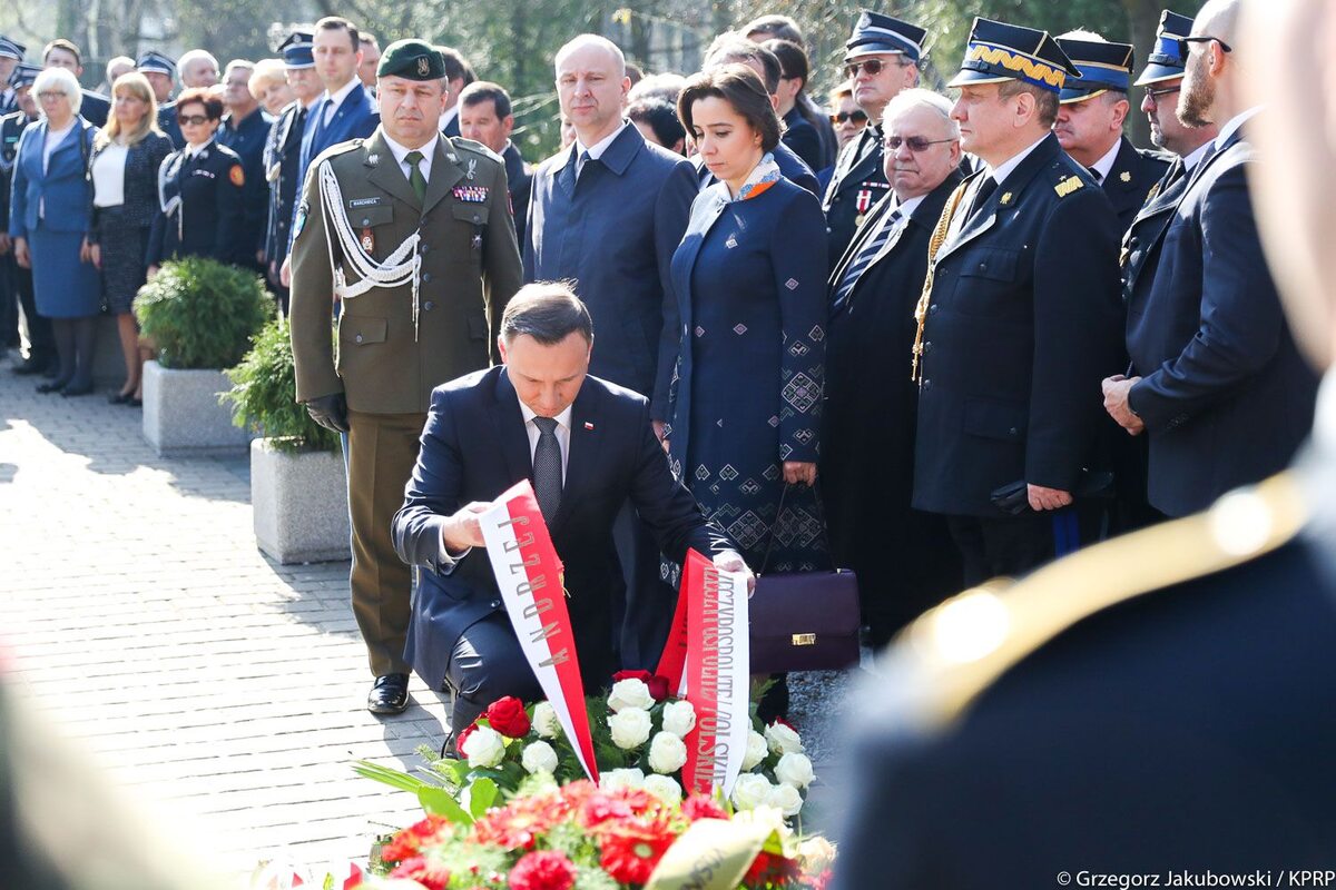 Prezydent złożył kwiaty na grobach ofiar katastrofy smoleńskiej na Cmentarzu Rakowickim w Krakowie 