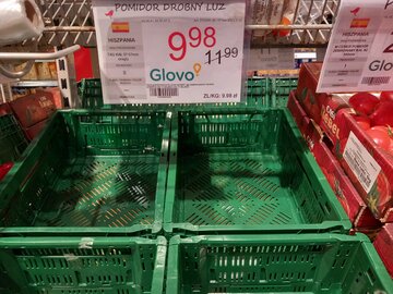 Puste skrzynki w&nbsp;markecie
