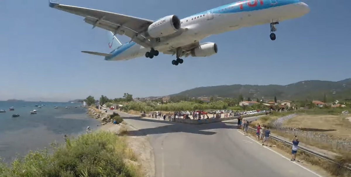 Samolot lądujący na wyspie Skiatos 