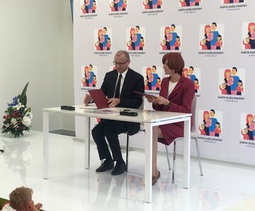 Dariusz Kaśk&oacute;w i Elżbieta Rafalska - Karta Dużej Rodziny (2)
