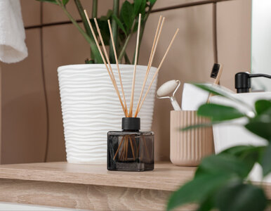 Miniatura: Wsyp 2 łyżki i postaw na półce w łazience....