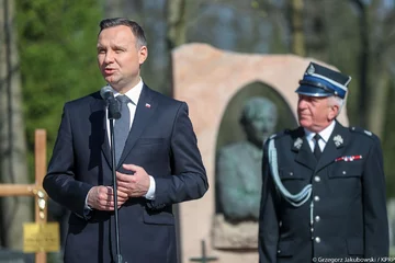 Prezydent złożył kwiaty na grobach ofiar katastrofy smoleńskiej na Cmentarzu Rakowickim w Krakowie 