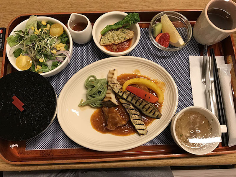 Pierwszy posiłek po operacji w japońskim szpitalu 