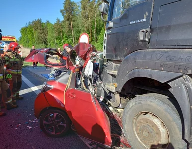 Miniatura: Ciężarówka zmiażdżyła osobówkę. Są ofiary,...