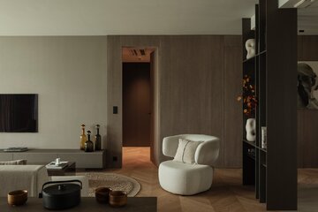 Apartament na warszawskim Mokotowie zaprojektowany przez VIA NOVA – przykład soft architecture, w której technologia KNX, stonowana paleta taupe i konsekwencja materiałowa budują ponadczasowy klimat 