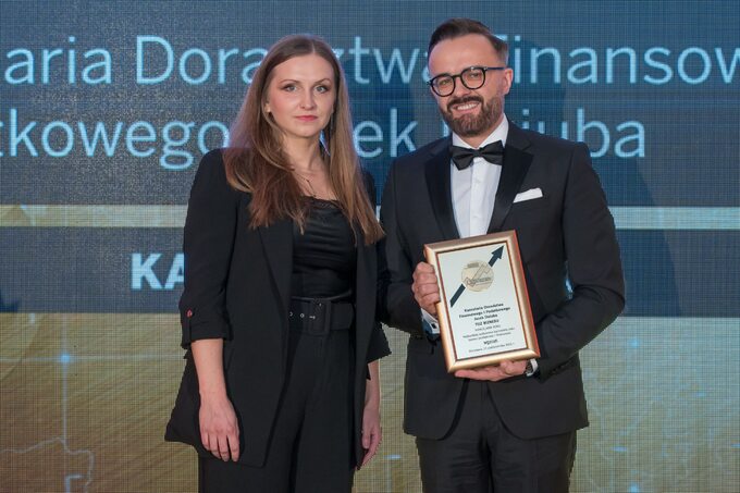 Jacek Dziuba (z prawej) oraz wręczająca nagrodę Natalia Rzewińska, redaktor zarządzająca Wprost