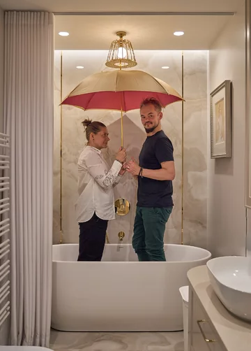 Luksusowy apartament pod Gdynią zaprojektowano tak, by jego najciekawsze detale odkrywać stopniowo. Projekt przygotowali Magdalena i Marcin Konopkowie z pracowni Ministerstwo Spraw we Wnętrzach 