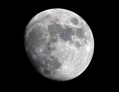 Miniatura: Ziemia przesłoniła Księżyc. Pierwsze z...