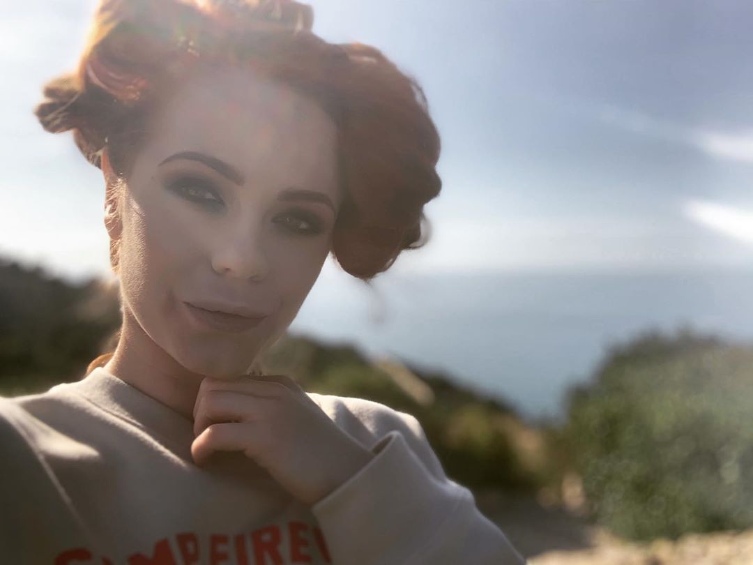 Ella Hughes [Profiles] • Instagram, Twitter, TikTok | Foller