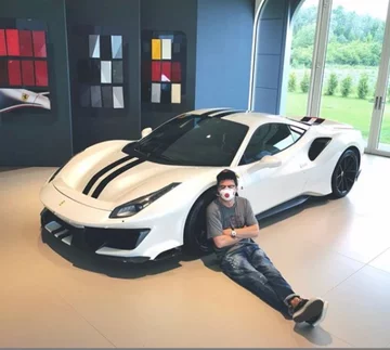 Czy Kuba kupi Ferrari 488 Pista? Za fotelami kierowcy i pasażera mieści się silnik 3,9 o mocy 720 KM z turbodoładowaniem. To najmocniejsze V8 jakie kiedykolwiek zainstalowano w samochodzie z Maranello. Ma o 50 KM więcej niż model 488 GTB. 488 Pista rozpędza się do setki w czasie 2,85 s. 200 km/h osiąga po 7,6 s. Prędkość maksymalna to 340 km/h.