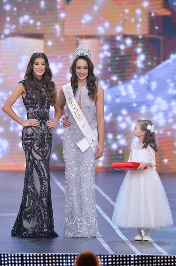 Kamila Świerc odebrała nagrodę z rąk Pauliny Maziarz (L), Miss Polski 2016 