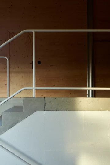 Przytulne wnętrza skryte za betonową ścianą, projekt Mjölk architekti Linka, Mjolk