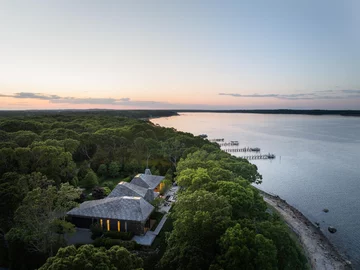 Sag Harbor Bay to nagrodzony projekt, w którym architektura krajobrazu podąża za naturą, a nie z nią rywalizuje 