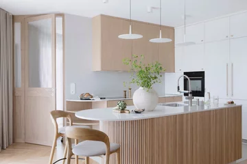 Projekt MIKOŁAJSKAstudio pokazuje, że styl japandi to nie tylko estetyka, ale przede wszystkim świadomie zaprojektowana przestrzeń sprzyjająca codziennemu komfortowi i wyciszeniu 